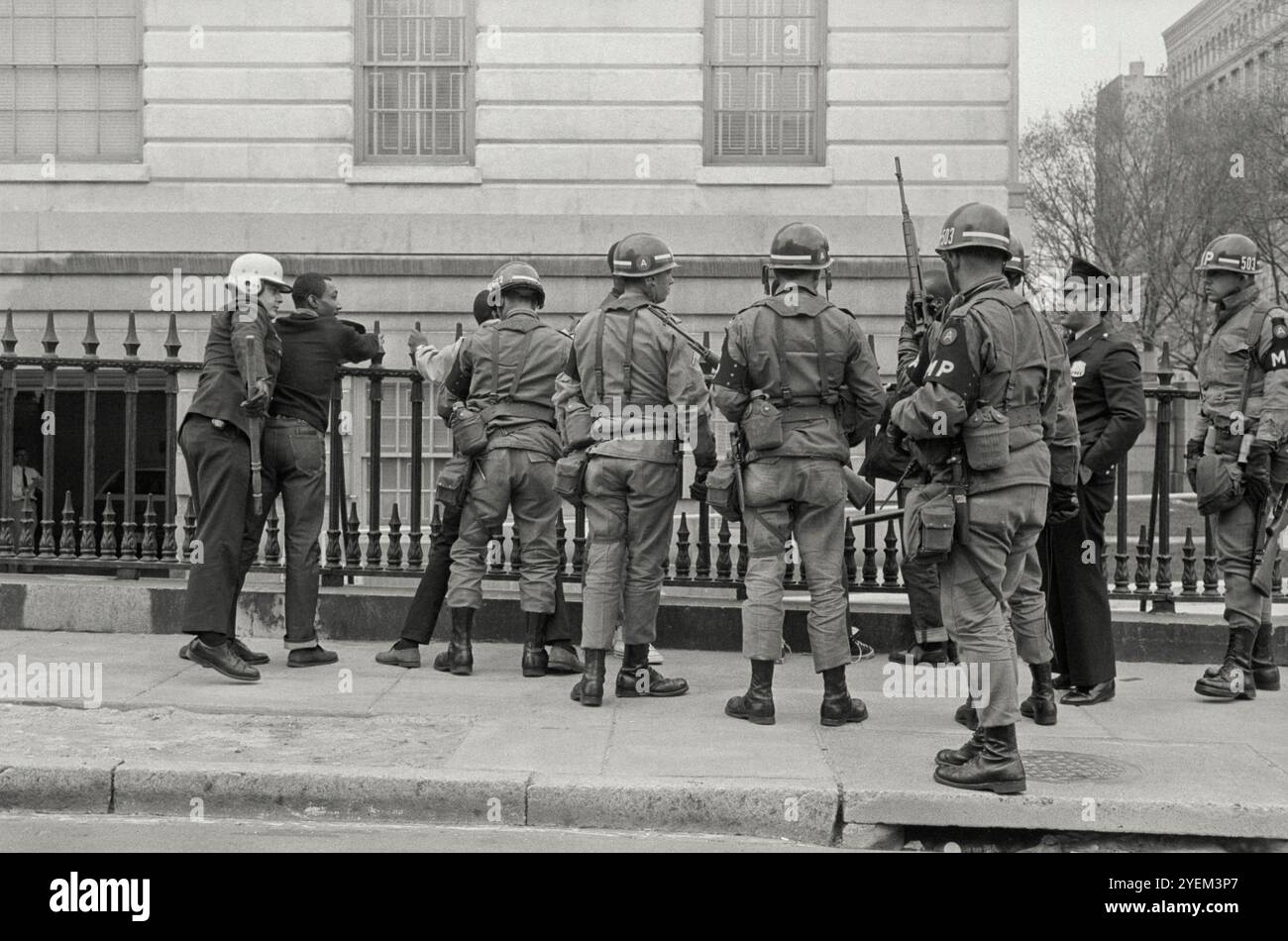 1968 Washington, D.C., sommosse a seguito dell'assassinio di Martin Luther King Jr., uno dei principali attivisti afroamericani per i diritti civili, il 4 aprile 1968, Washington, D.C., ha vissuto un periodo di quattro giorni di violenti disordini civili e rivolte. Il presidente Lyndon B. Johnson chiamò la Guardia Nazionale in città il 5 aprile 1968, per assistere il dipartimento di polizia nella repressione dei disordini. Alla fine, 13 persone sono state uccise, con circa 1.000 feriti e oltre 6.100 arrestati. Foto Stock