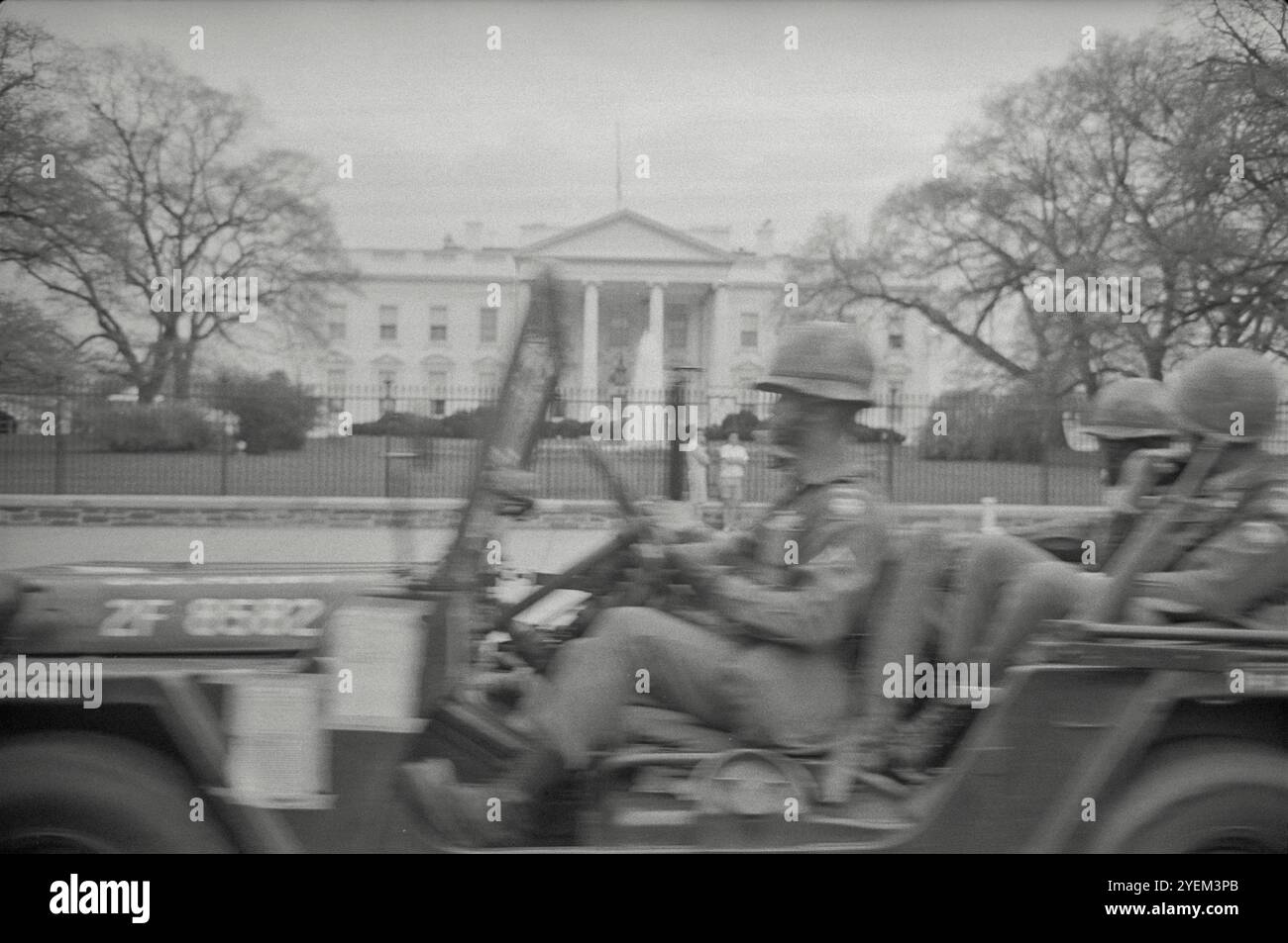 Rivolta di Washington D.C. Dopo la morte, coprifuoco. STATI UNITI. 8 aprile 1968, in seguito all'assassinio di Martin Luther King Jr., uno dei principali attivisti afroamericani per i diritti civili, il 4 aprile 1968, Washington, D.C., ha vissuto un periodo di quattro giorni di violenti disordini civili e rivolte. Il presidente Lyndon B. Johnson chiamò la Guardia Nazionale in città il 5 aprile 1968, per assistere il dipartimento di polizia nella repressione dei disordini. Alla fine, 13 persone sono state uccise, con circa 1.000 feriti e oltre 6.100 arrestati. Foto Stock