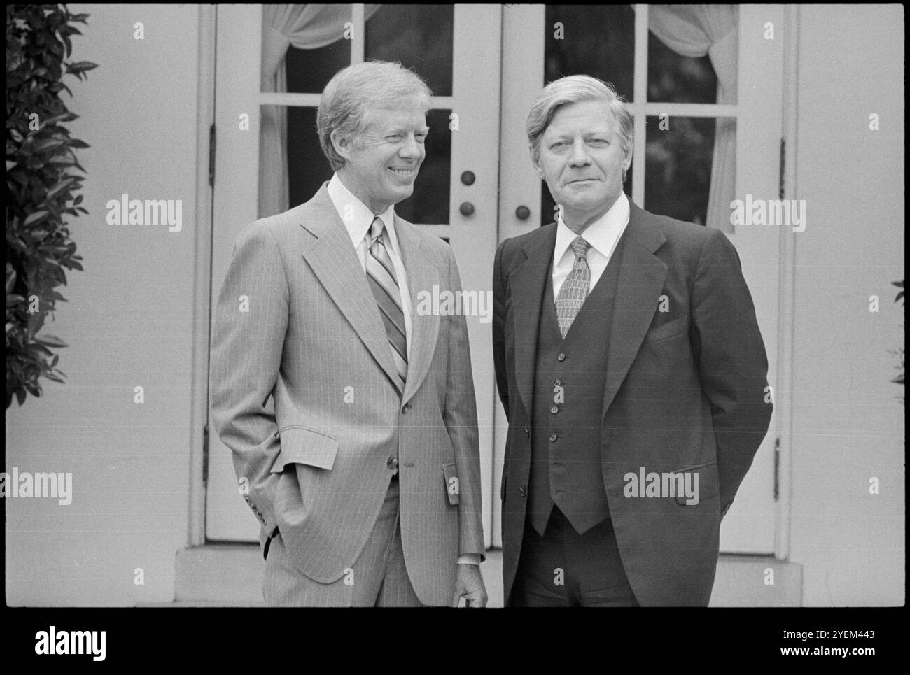 Il presidente Jimmy Carter è in piedi con il cancelliere della Germania Ovest Helmut Schmidt, fuori dalla Casa Bianca, Washington, D.C. USA. 6 giugno 1979 Foto Stock