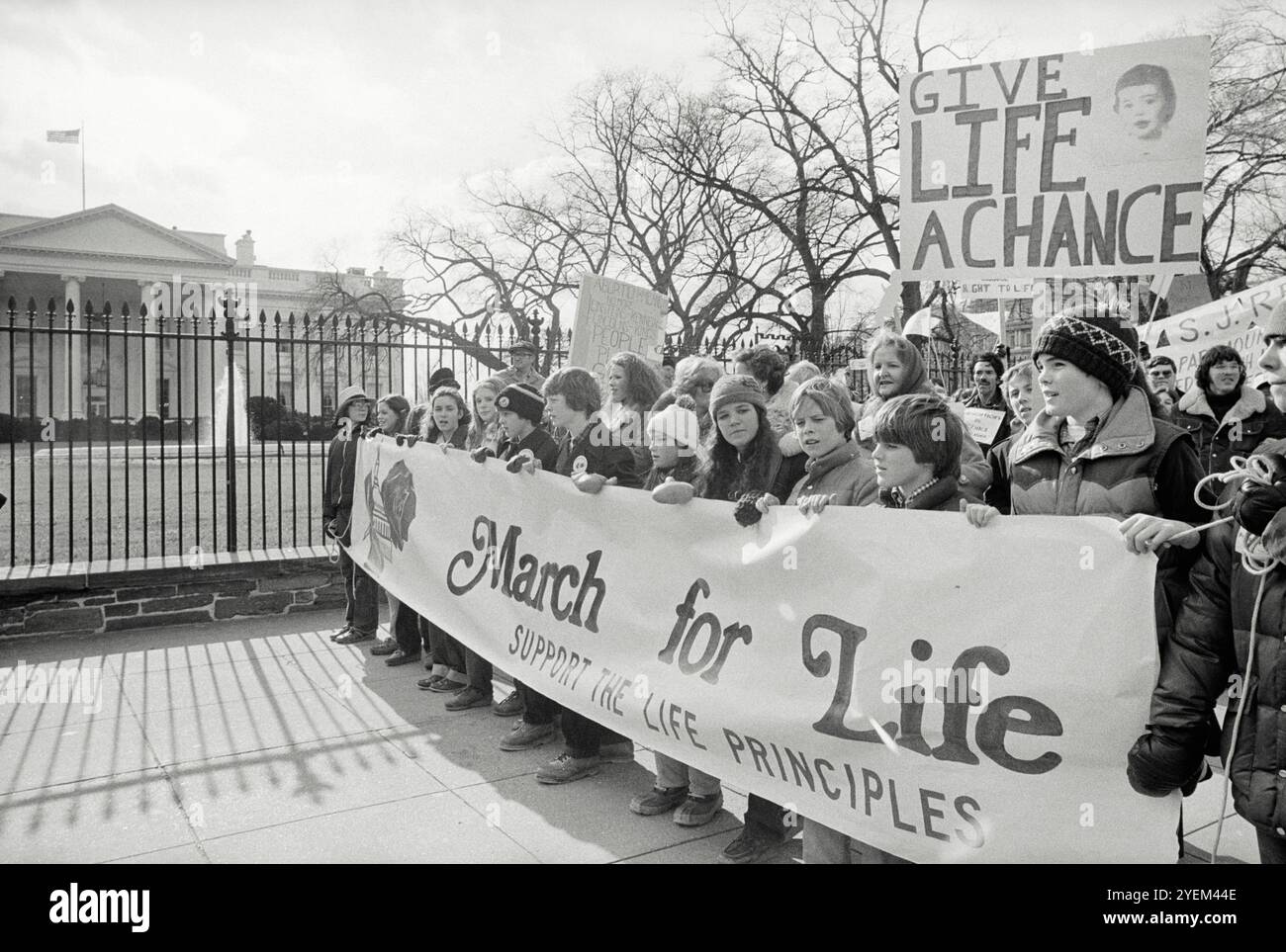 Foto d'epoca di Pro-Life alla Casa Bianca. Washington DC., Stati Uniti. 22 gennaio 1979. La marcia per la vita è un raduno annuale e una marcia contro la pratica e la legalità dell'aborto, tenutosi a Washington, D.C., o intorno all'anniversario di Roe v. Wade, una decisione che legalizza l'aborto a livello nazionale che è stata emessa nel 1973 dalla Corte Suprema degli Stati Uniti. Foto Stock