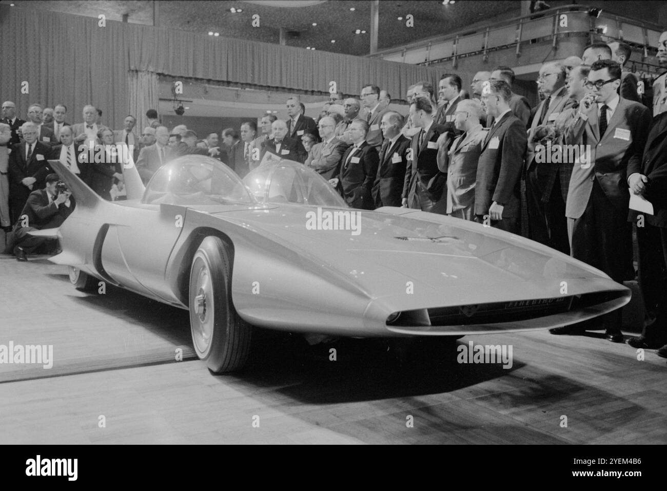 Una folla di uomini, tra cui giornalisti, si è riunita intorno alla nuova auto della General Motors Firebird III in un'anteprima stampa allo Sheraton Park Motel, probabilmente a New York City. STATI UNITI. 12 maggio 1959 Foto Stock