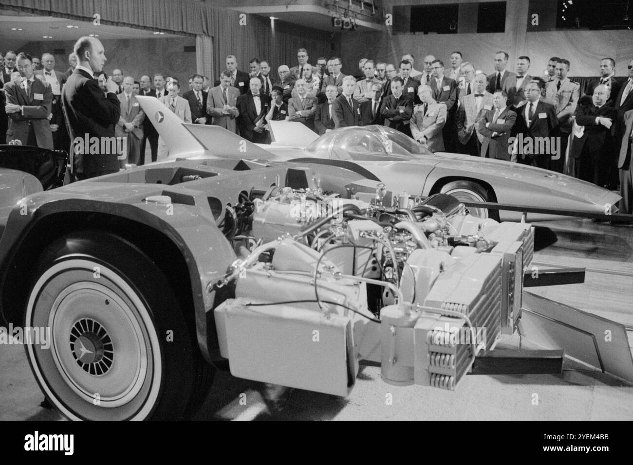 Una folla di uomini, tra cui giornalisti, si è riunita intorno alla nuova auto della General Motors Firebird III in un'anteprima stampa allo Sheraton Park Motel, probabilmente a New York City. STATI UNITI. 12 maggio 1959 Foto Stock