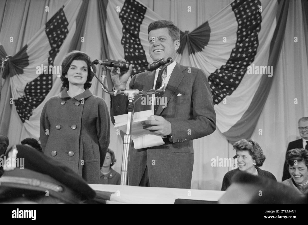 Il presidente eletto John F. Kennedy con sua moglie Jacqueline Kennedy, ha tenuto il suo discorso di accettazione all'Hyannis Armory, Hyannis Port, Massachusetts. STATI UNITI. 9 novembre 1960 Foto Stock