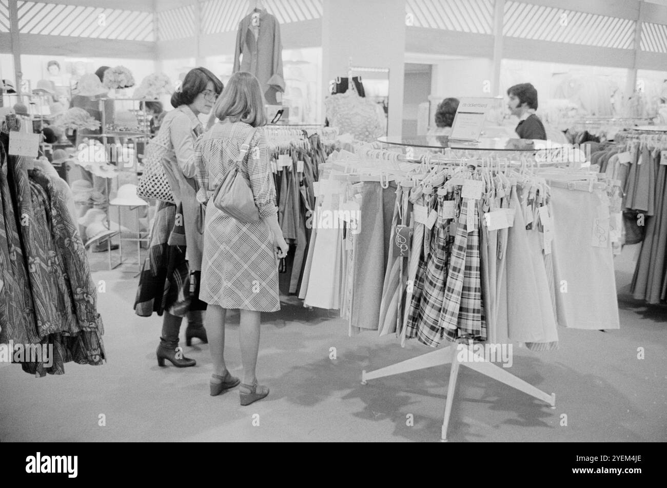 Foto d'epoca di due donne che acquistano abbigliamento al centro commerciale Tysons Corner, Tysons Corner, Virginia. STATI UNITI. 12 aprile 1976 Foto Stock
