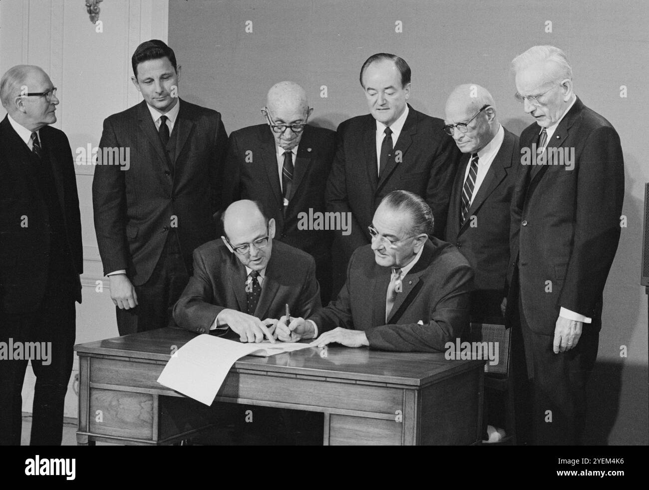 Il presidente Lyndon B. Johnson firmando il 25° emendamento relativo alla successione presidenziale con Lawson Knott, amministratore della GSA e rappresentante (L ro R) William McCulloch, senatore Birch Bayh, senatore Carl Hayden, vicepresidente Hubert Humphrey, rappresentante Emmanual Celler e oratore della U. S. House John McCormack. STATI UNITI. 23 febbraio 1967 Foto Stock