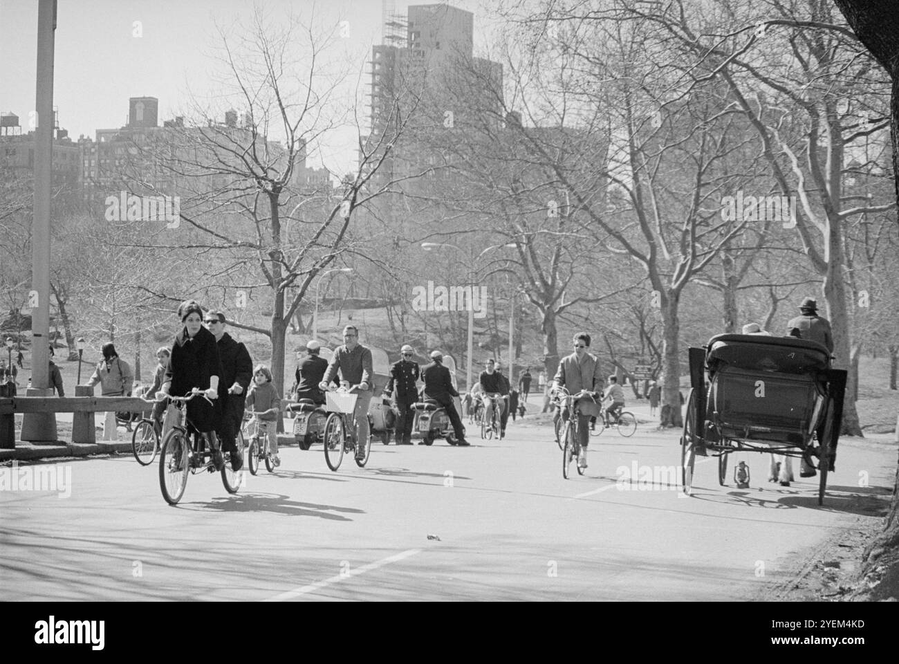 Persone in bicicletta e carrozza trainata da cavalli a Central Park, New York. STATI UNITI. Aprile (2-4) 1967 Foto Stock