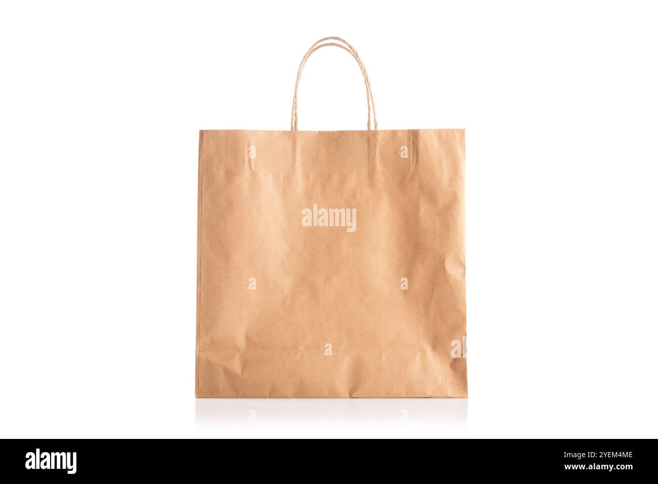 Un sacchetto di carta marrone vuoto per confezionare negozi, Studio ha scattato foto su sfondo bianco. L'aspetto ecologico dell'utilizzo di materiali riciclabili per l'imballaggio, Foto Stock