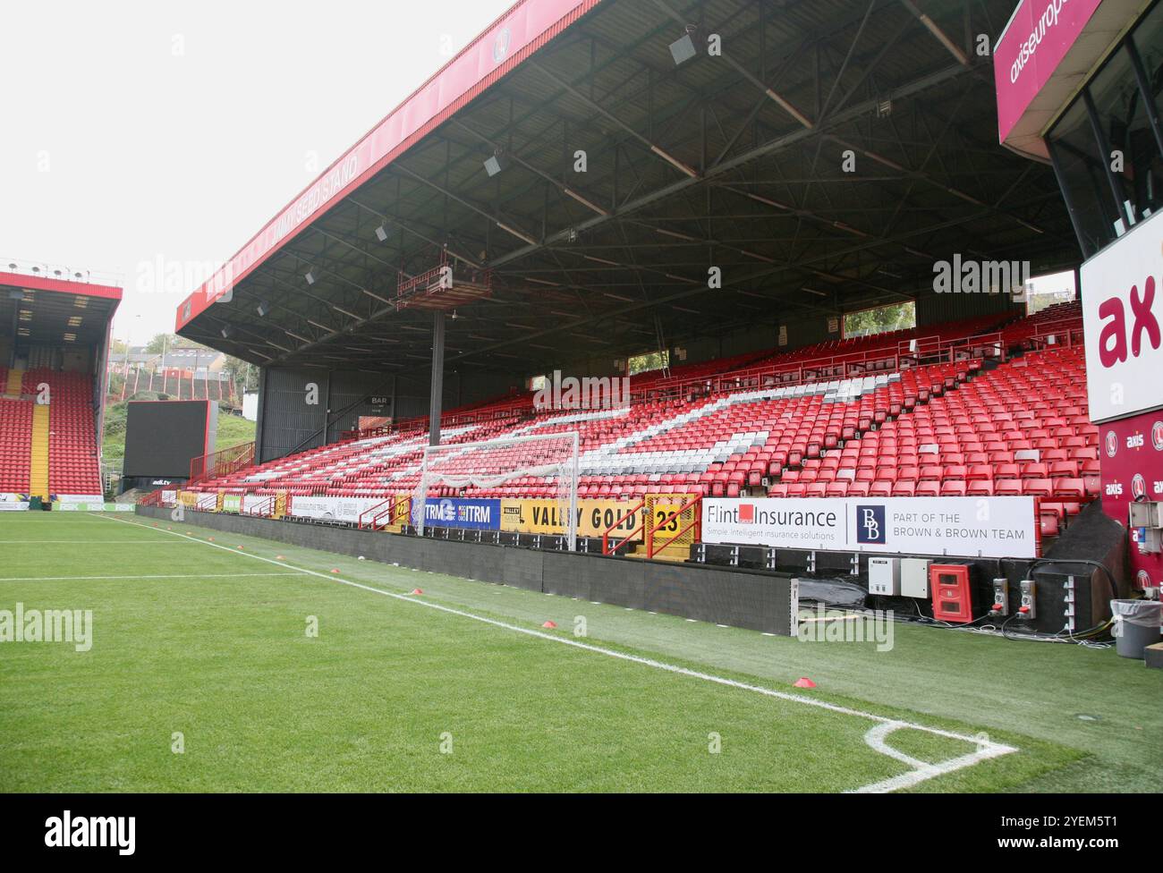 Una veduta del Jimmy Seed Stand, presso la Valley, sede del Charlton Athletic Football Club, Charlton, Londra, Regno Unito. Foto Stock