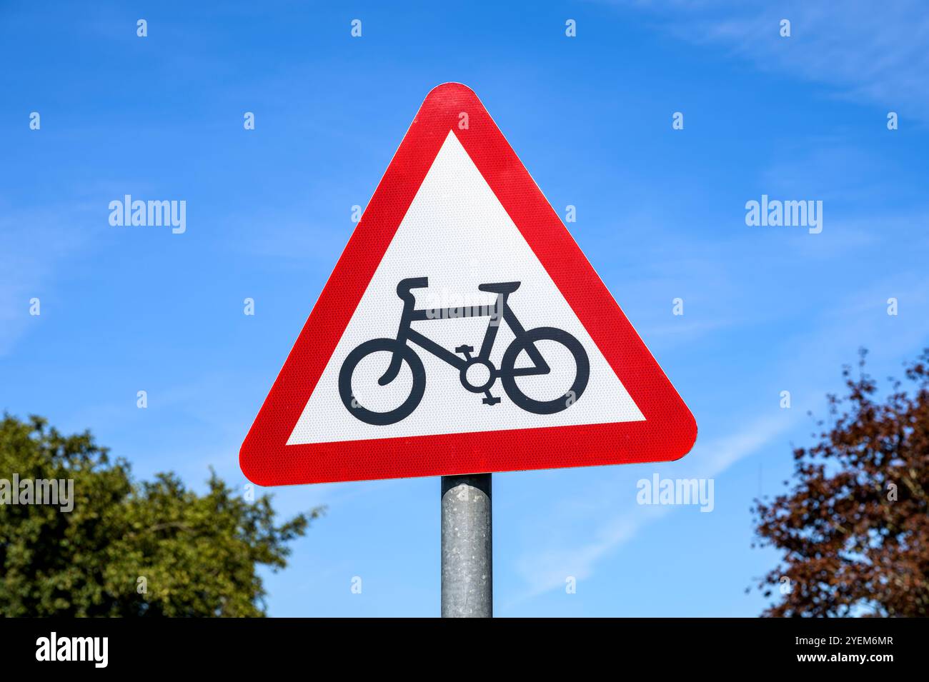 Segnale triangolare rosso che avverte i conducenti di essere a conoscenza dei ciclisti, Scozia, Regno Unito Foto Stock