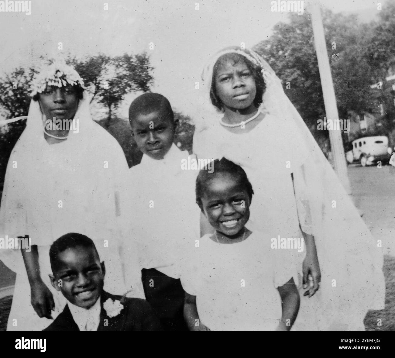 I bambini afroamericani posano per le foto dopo una cerimonia di prima Comunione cattolica, ca. 1932. Foto Stock