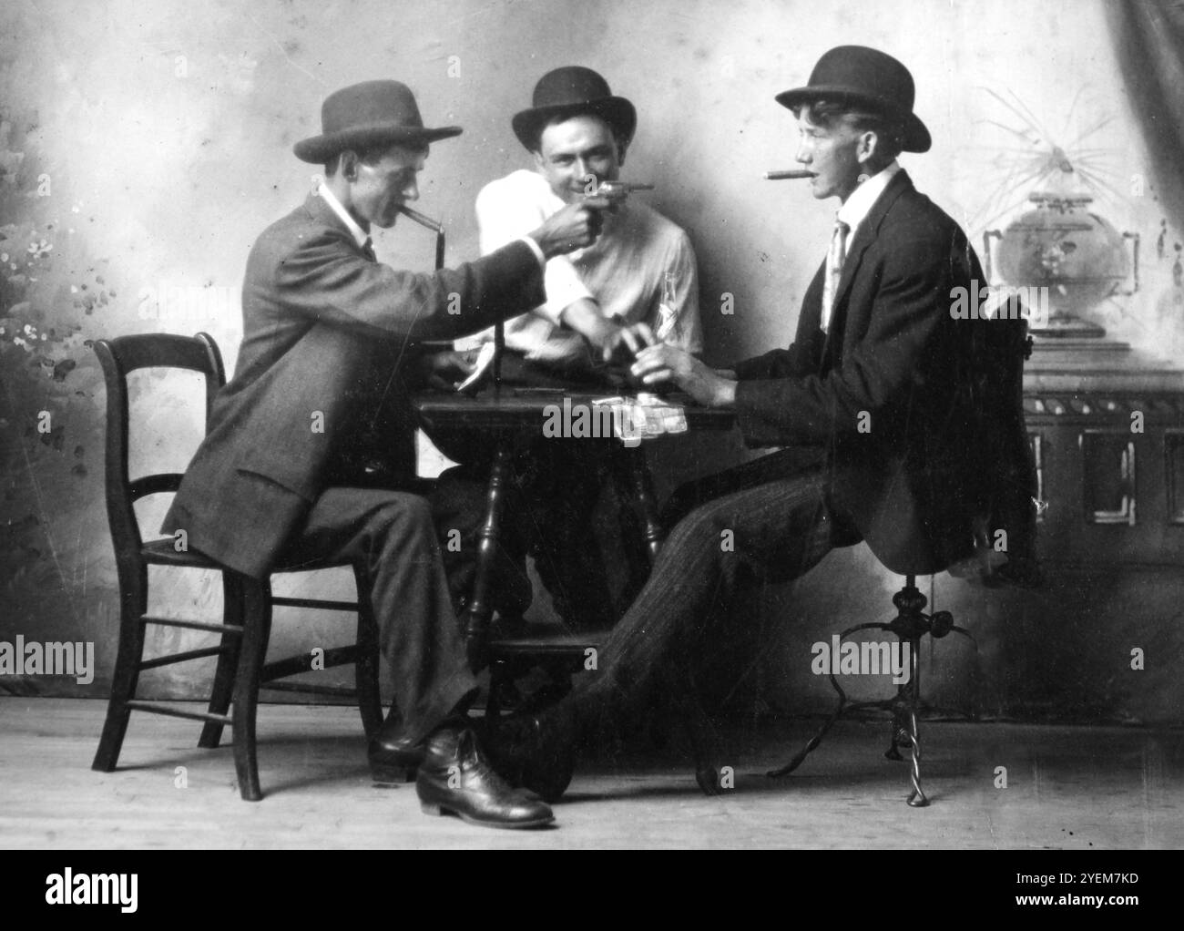 Il gioco di carte diventa violento nella fotografia di installazione dello studio, ca. 1900. Foto Stock