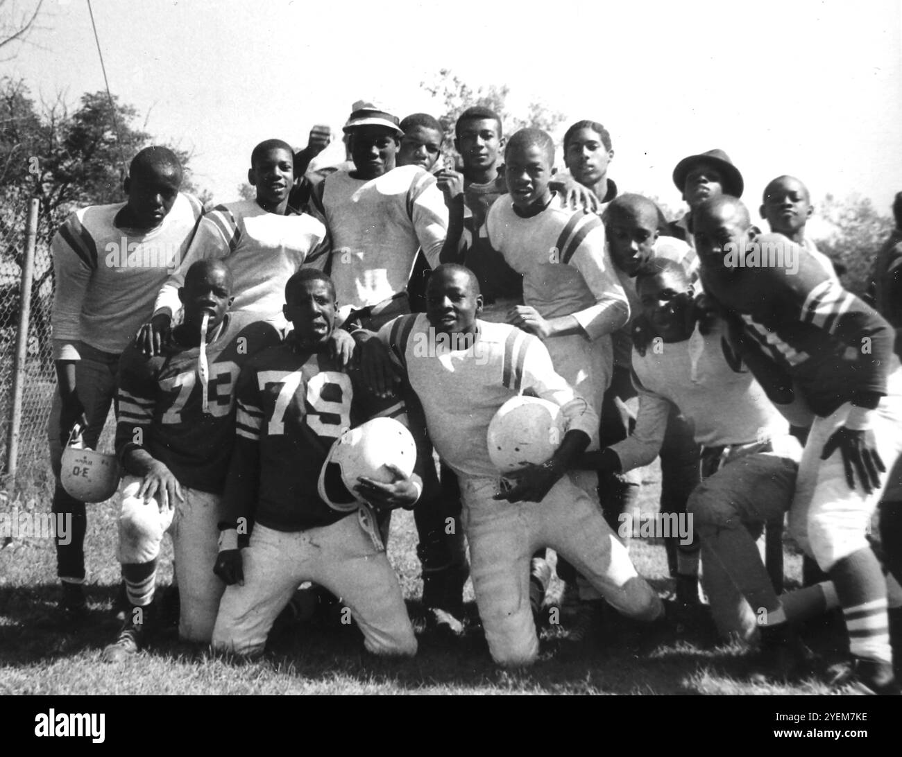 Giocatori di football afroamericano della High School di Washington DC posano per un tiro di squadra, ca. 1963. Foto Stock