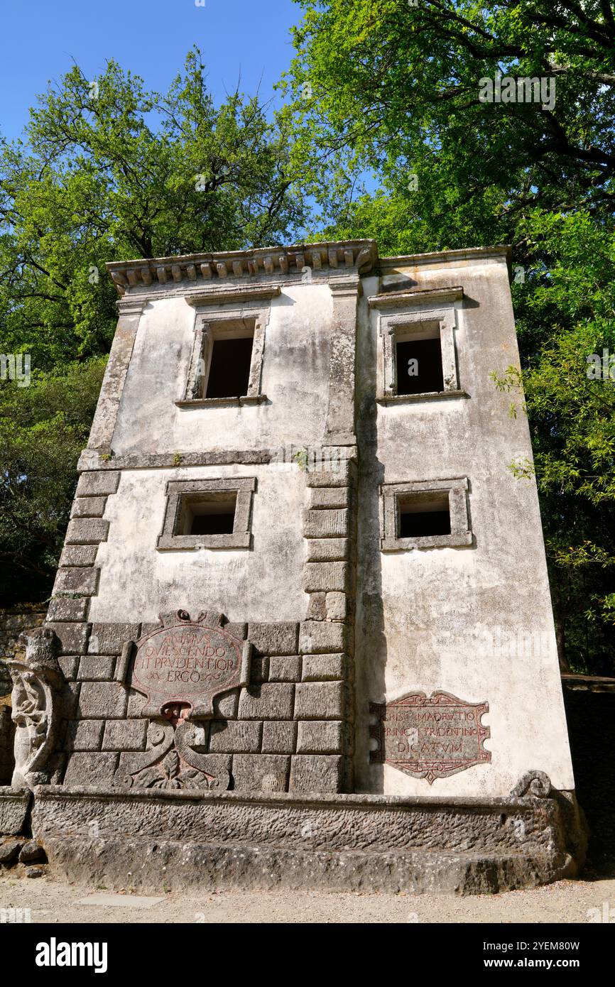 Casa Pendente, Sacro Bosco, Foresta Sacra, Parco dei mostri, Parco dei mostri, Bomarzo Foto Stock