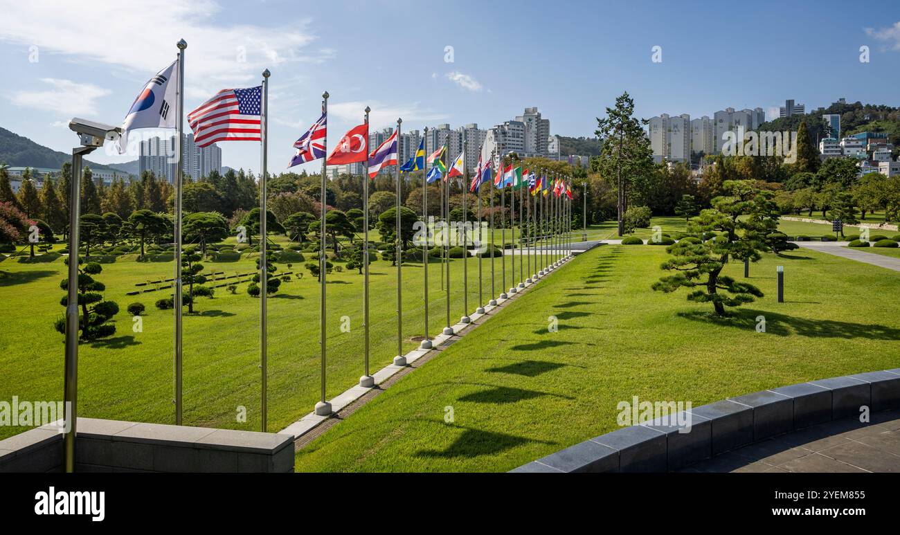 Fila di pali di bandiera del Paese presso il cimitero commemorativo delle Nazioni Unite a Busan, Corea, il 1 Ocotber 2024 Foto Stock