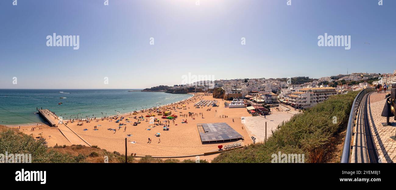 Portogallo, regione dell'Algarve, Albufeira, Praia dos Pescadores (Spiaggia dei pescatori) dal punto panoramico "Miradouro do Pau da Bandeira" Foto Stock