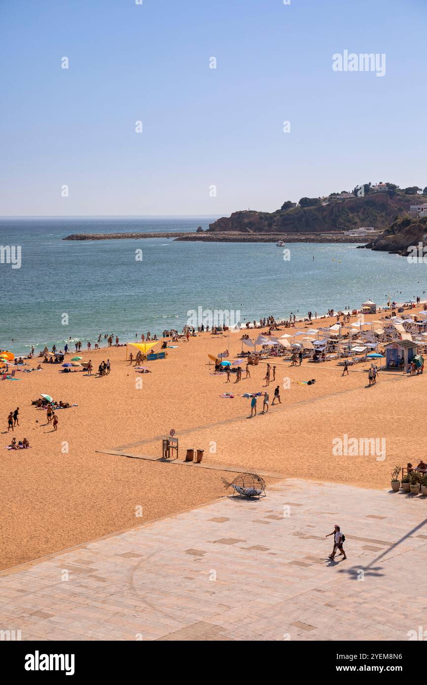 Portogallo, regione dell'Algarve, Albufeira, Praia dos Pescadores (Spiaggia dei pescatori) con turisti Foto Stock