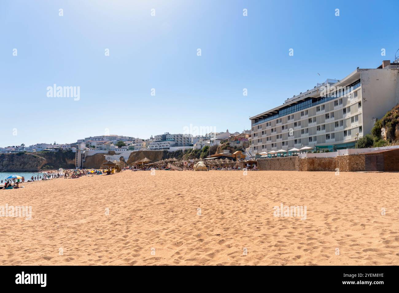 Portogallo, regione dell'Algarve, Albufeira, Praia do Peneco (spiaggia) con Hotel Sol e Mar e turisti che si godono il sole Foto Stock