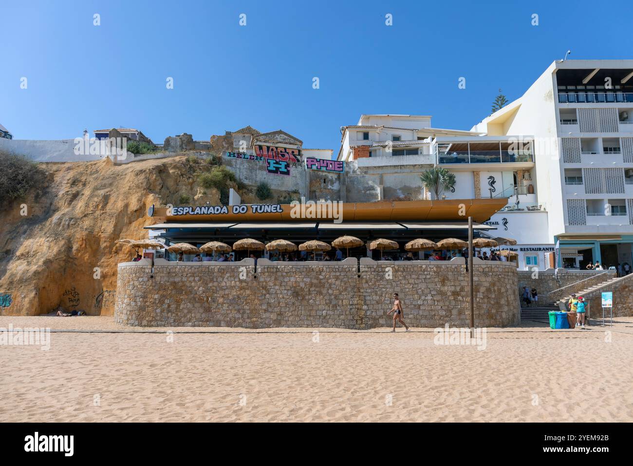 Portogallo, regione dell'Algarve, Albufeira, Praia do Peneco (spiaggia) con Esplanada do Tunel (l'Esplanade del tunnel) Foto Stock