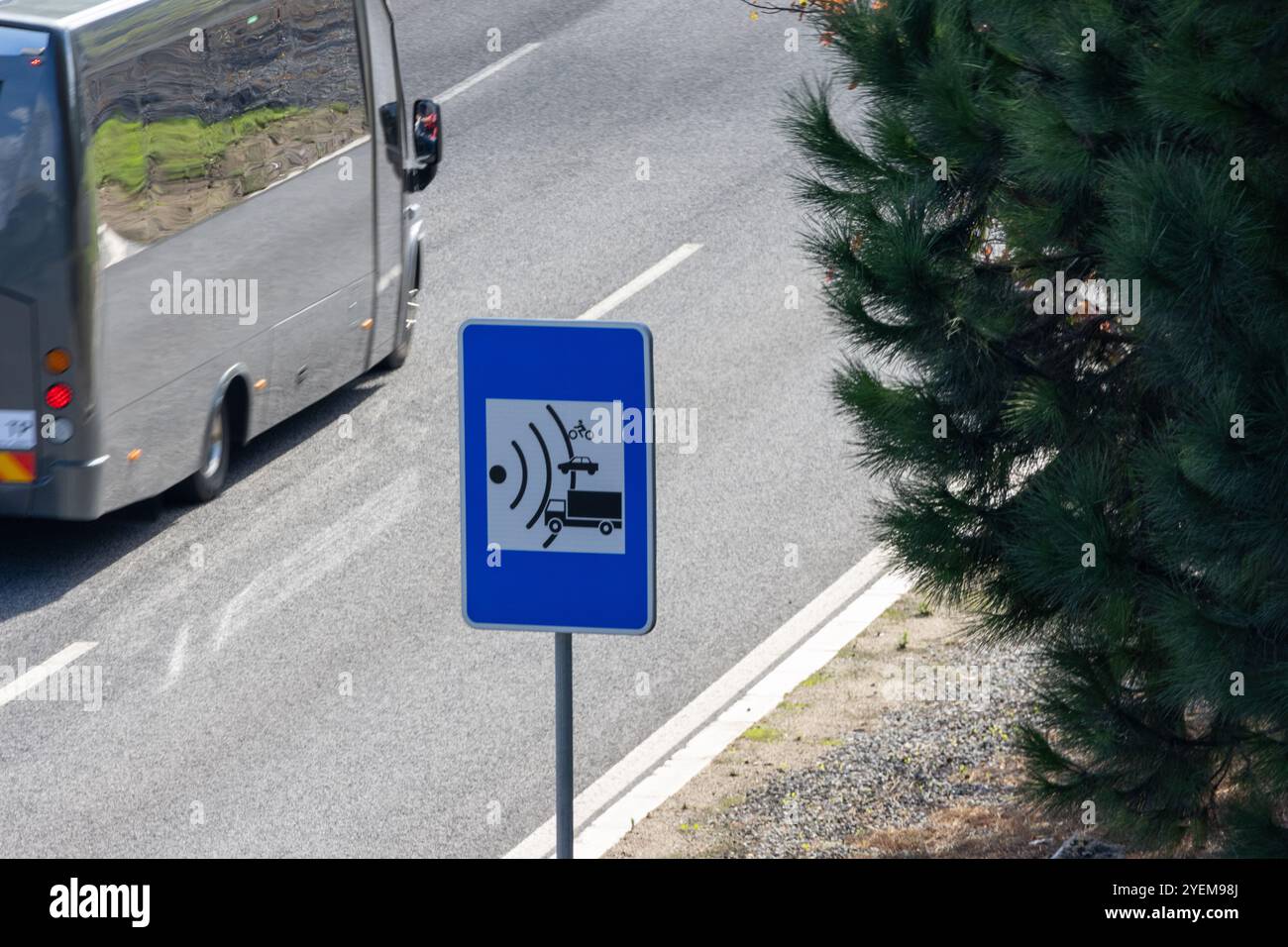 Innovativo sistema di monitoraggio del traffico che utilizza sensori per rilevare i veicoli in autostrada, migliorando la sicurezza e la gestione della strada Foto Stock