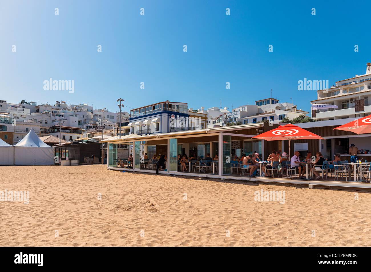 Portogallo, regione dell'Algarve, Albufeira, bar e ristoranti vicino a Praia dos Pescadores (Spiaggia dei pescatori) Foto Stock