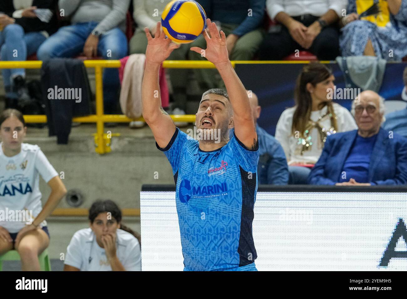 Set di Michele Baranowicz della Cisterna Volley durante la partita tra Rana Verona e Cisterna Volley, regular season della SuperLega Italian Volley Foto Stock