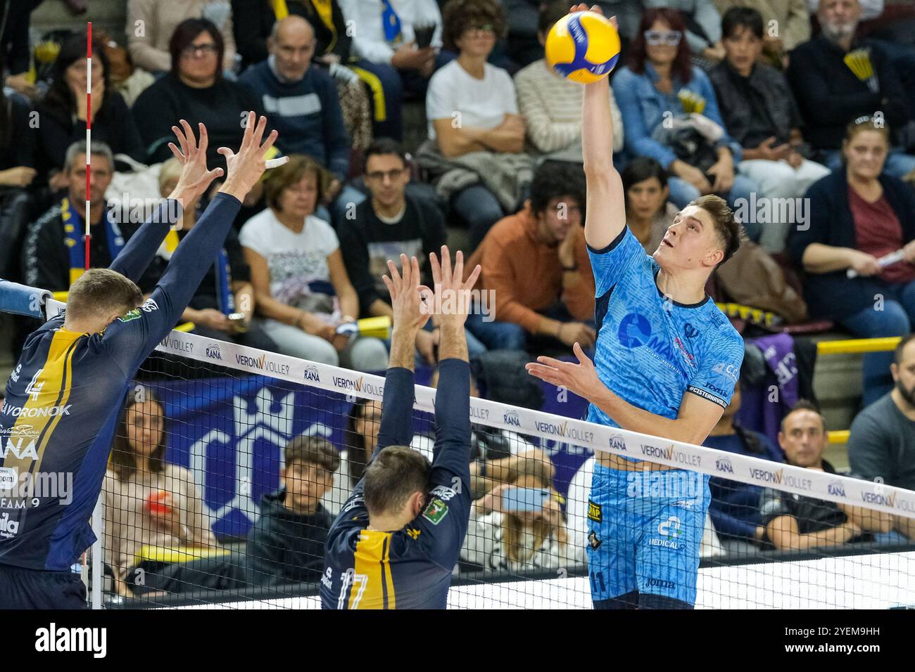 Spike di Theo Faure di Cisterna Volley durante la partita tra Rana Verona e Cisterna Volley, stagione regolare della SuperLega Italian Volley CH Foto Stock