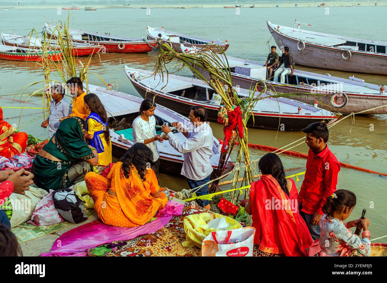 Devoti durante il festival Chhath a varanasi in india Foto Stock