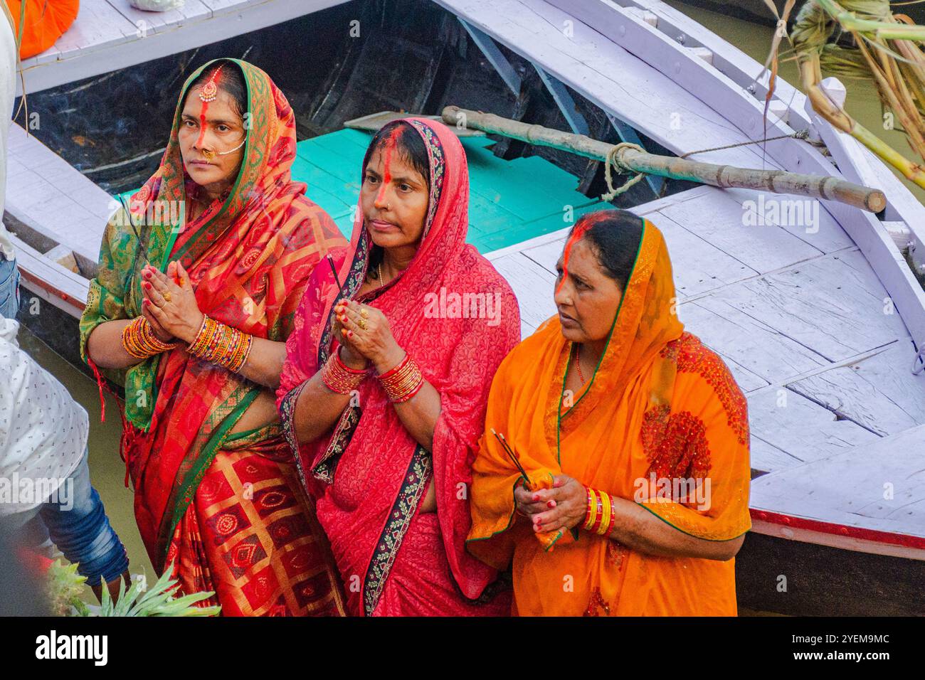 Devoti durante il festival Chhath a varanasi in india Foto Stock