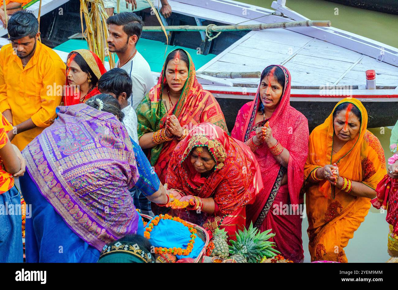 Devoti durante il festival Chhath a varanasi in india Foto Stock