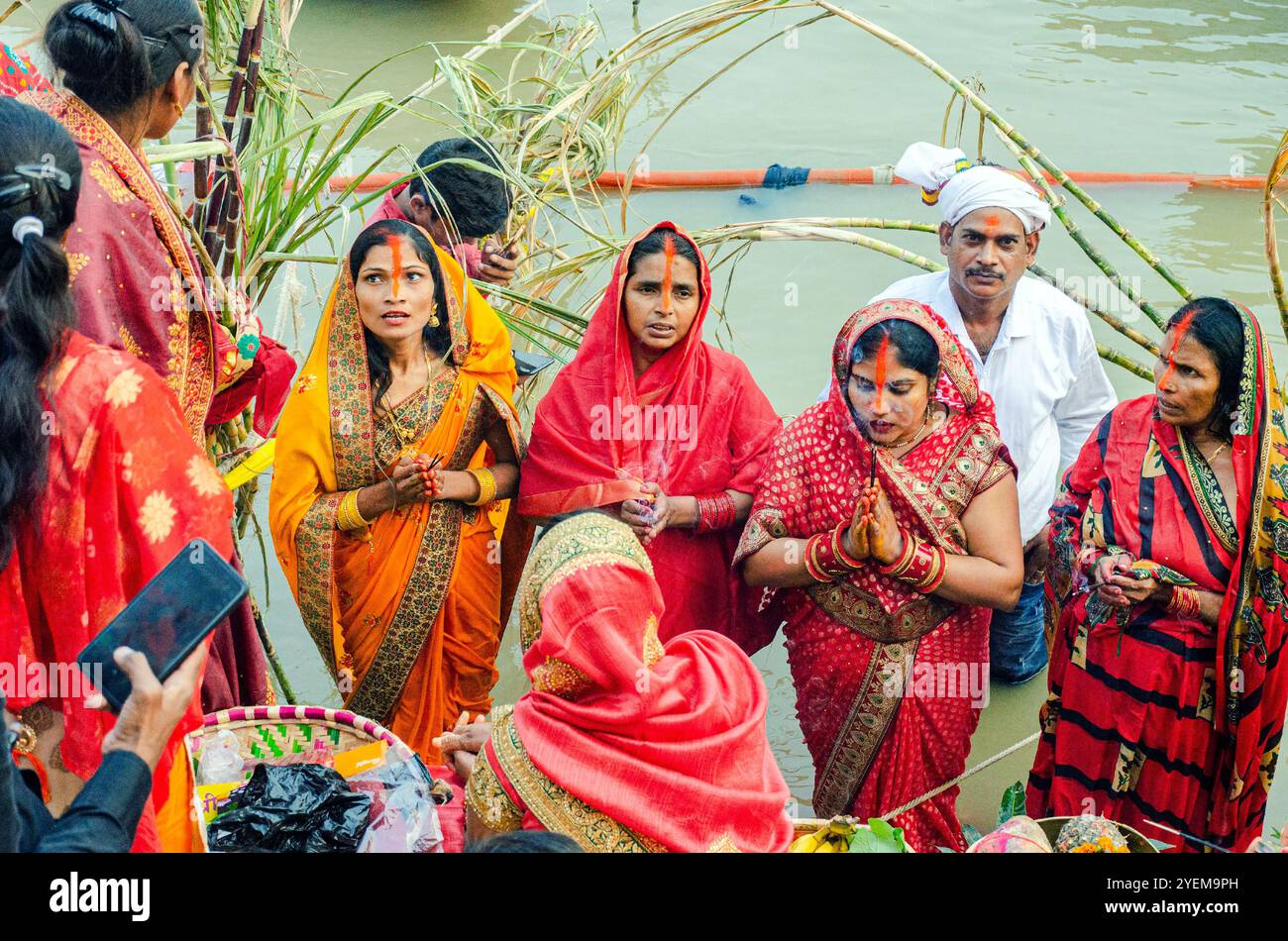 Devoti durante il festival Chhath a varanasi in india Foto Stock