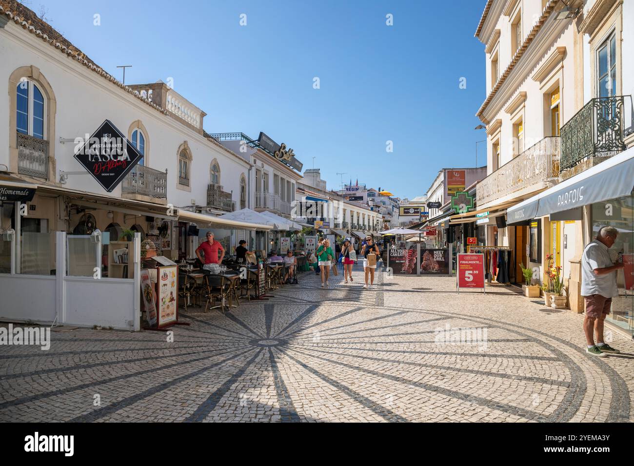 Portogallo, regione dell'Algarve, centro di Albufeira, ristoranti e negozi sulla Rua 5 de Outubro Foto Stock