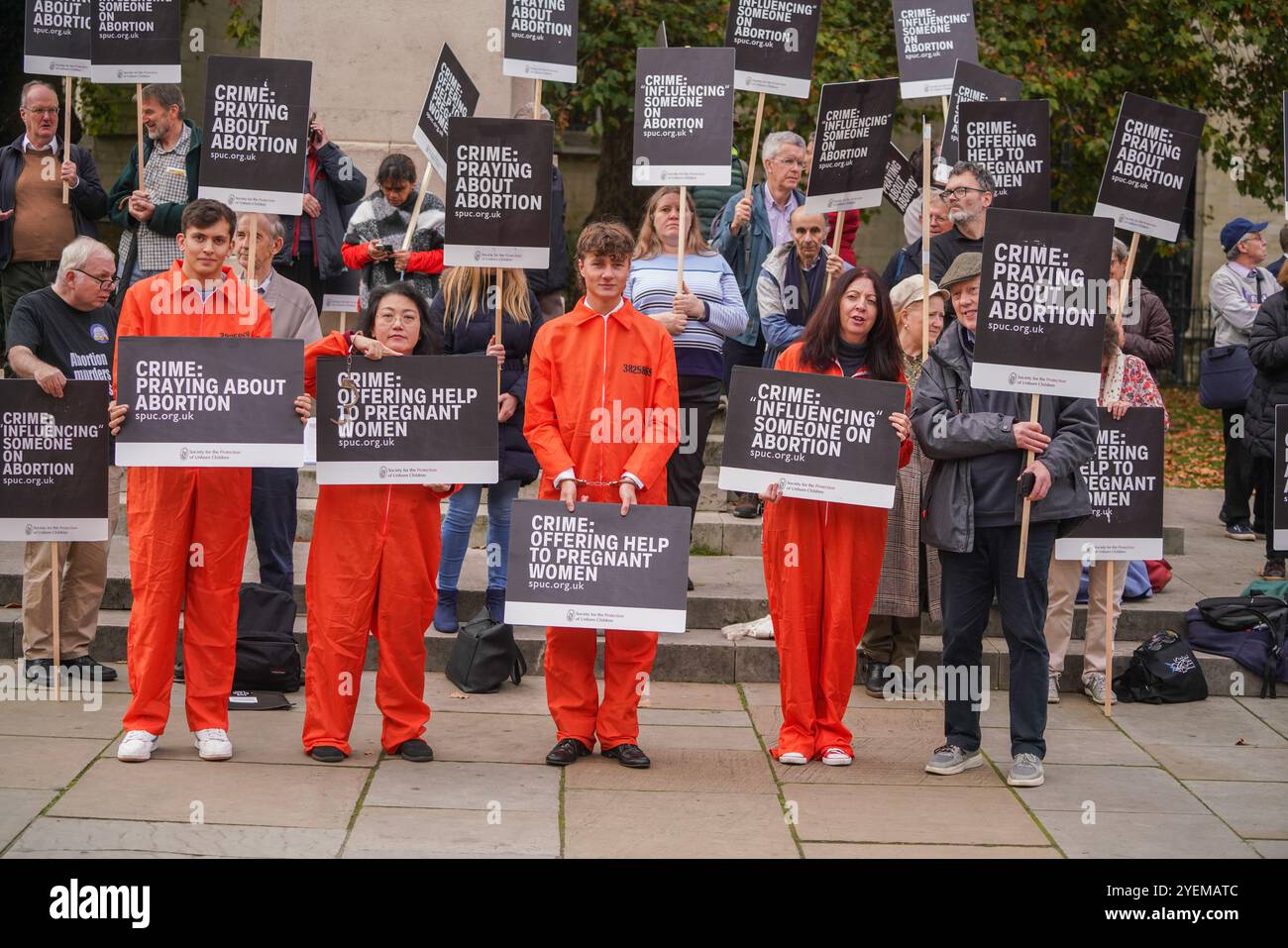 Londra, Regno Unito. 31 ottobre 2024 i membri Pro Life della Society for the Protection of Unborn Children vestiti con tute arancioni tengono cartelli fuori dal parlamento come zone sicure al di fuori delle cliniche abortive entrano in vigore da oggi in Inghilterra e Galles - con molestatori che devono affrontare multe illimitate credito. Amer Ghazzal/Alamy Live News Foto Stock