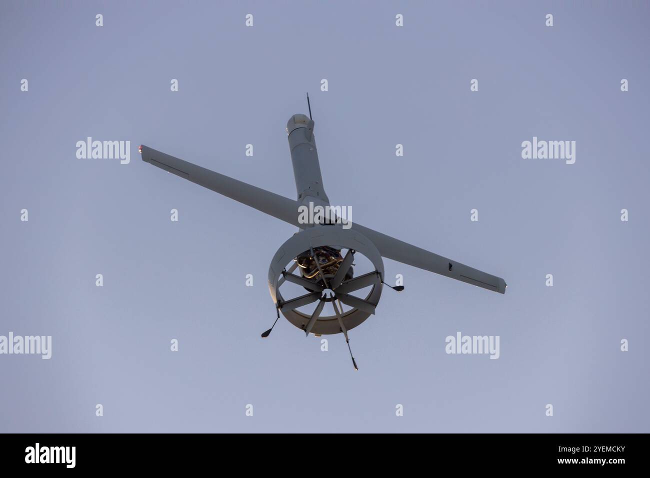 Isola di Irisuna, Giappone. 2 febbraio 2024. Il drone Vertical-BAT arriva a terra durante un'esercitazione di base avanzata di spedizione presso il W-174 Joint Okinawa Range Complex, 2 febbraio 2024, nell'isola di Irisuna, Okinawa, Giappone. Credito: LCpl. Peter Eilen/U. S Marines/Alamy Live News Foto Stock