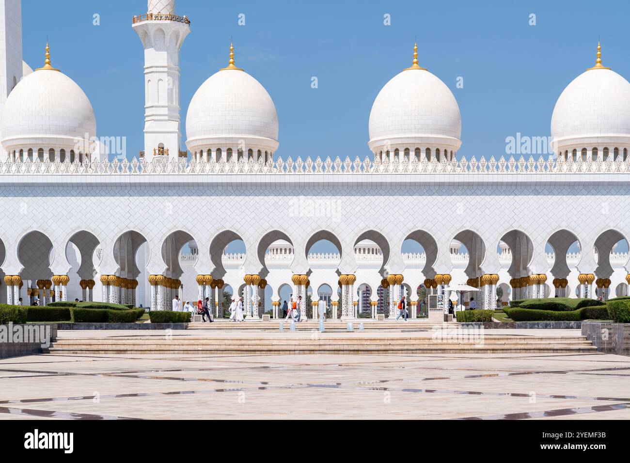 Abu Dhabi, Emirati Arabi Uniti - 15 marzo 2023: Vista della spettacolare grande Moschea dello sceicco Zayed durante una giornata di sole Foto Stock