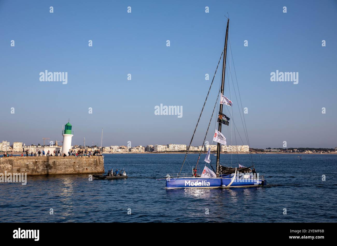 LES SABLES D'OLONNE, FRANCIA - 31 OTTOBRE 2024: Barca PIP Hare (Medallia) in preparazione del Vendee Globe 2024. Foto Stock