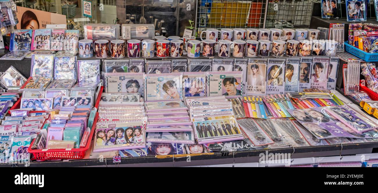 Una serie di cimeli della pop star coreana in vendita al banco di Arirang Street e al mercato di Gukje, Busan, Corea al 1 Ocotber 2024 Foto Stock