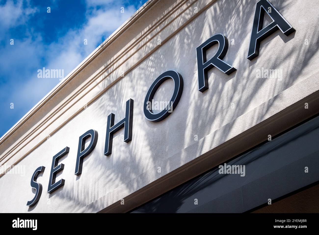 Sephora è la multinazionale francese di vendita al dettaglio di prodotti per la cura della persona e della bellezza, che offre 340 marchi tra cui cosmetici, pelle, bellezza e cura del corpo. Foto Stock
