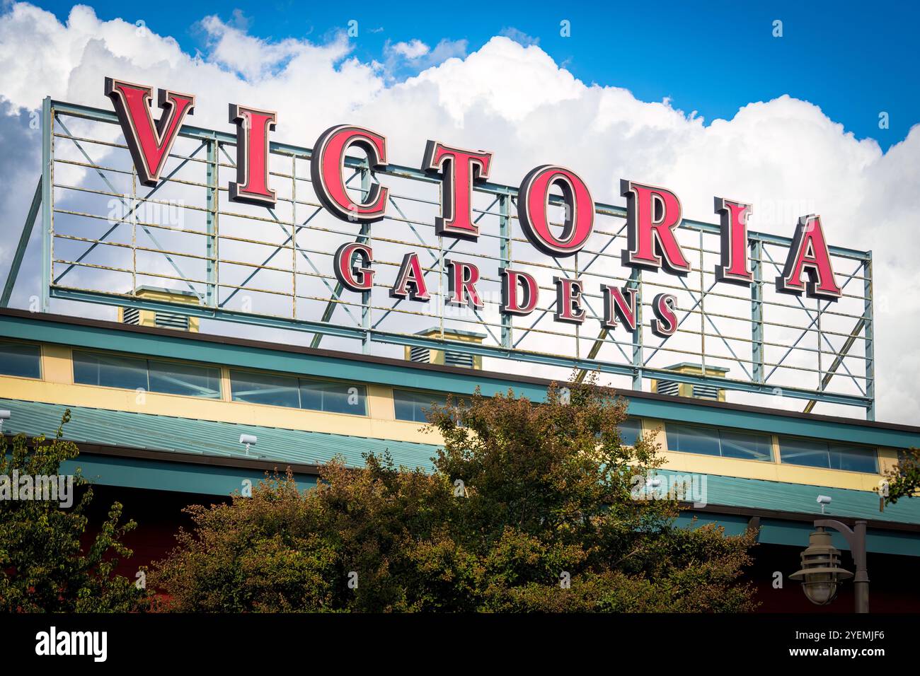 Rancho Cucamonga, CA - 6 novembre 2022: I VICTORIA GARDENS sono un centro di 147 acri di stile di vita ad uso misto progettato per essere il cuore del centro di Rancho Cucamonga. Foto Stock