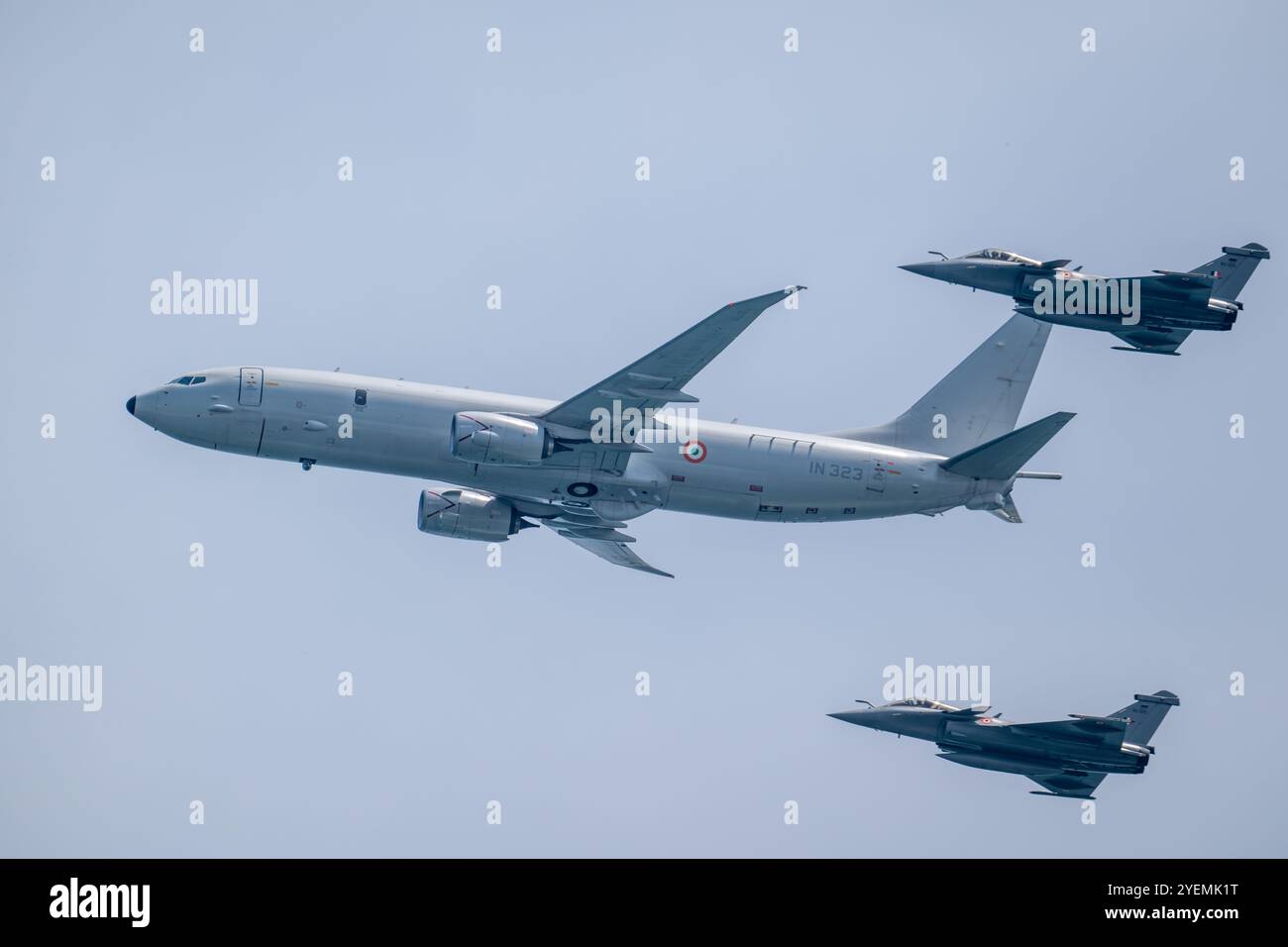 Un paio di aerei Dassault Rafale della Indian Airforce che scortano un P-8 i Poseidon della marina indiana Foto Stock