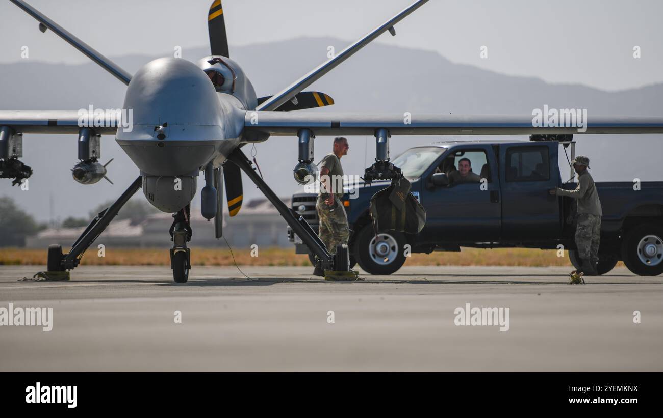 Twentynine Palms, Stati Uniti d'America. 18 giugno 2024. Gli avieri delle armi della U.S. Air Force del 163d Attack Wing hanno caricato munizioni vive su un drone mq-9 Reaper durante un esercizio di addestramento integrato sulla linea di volo alla Marine Corps base 29 Palms, 18 giugno 2024 a Twentynine Palms, California. Credito: TSgt. Paul Duquette/US Air Force Photo/Alamy Live News Foto Stock