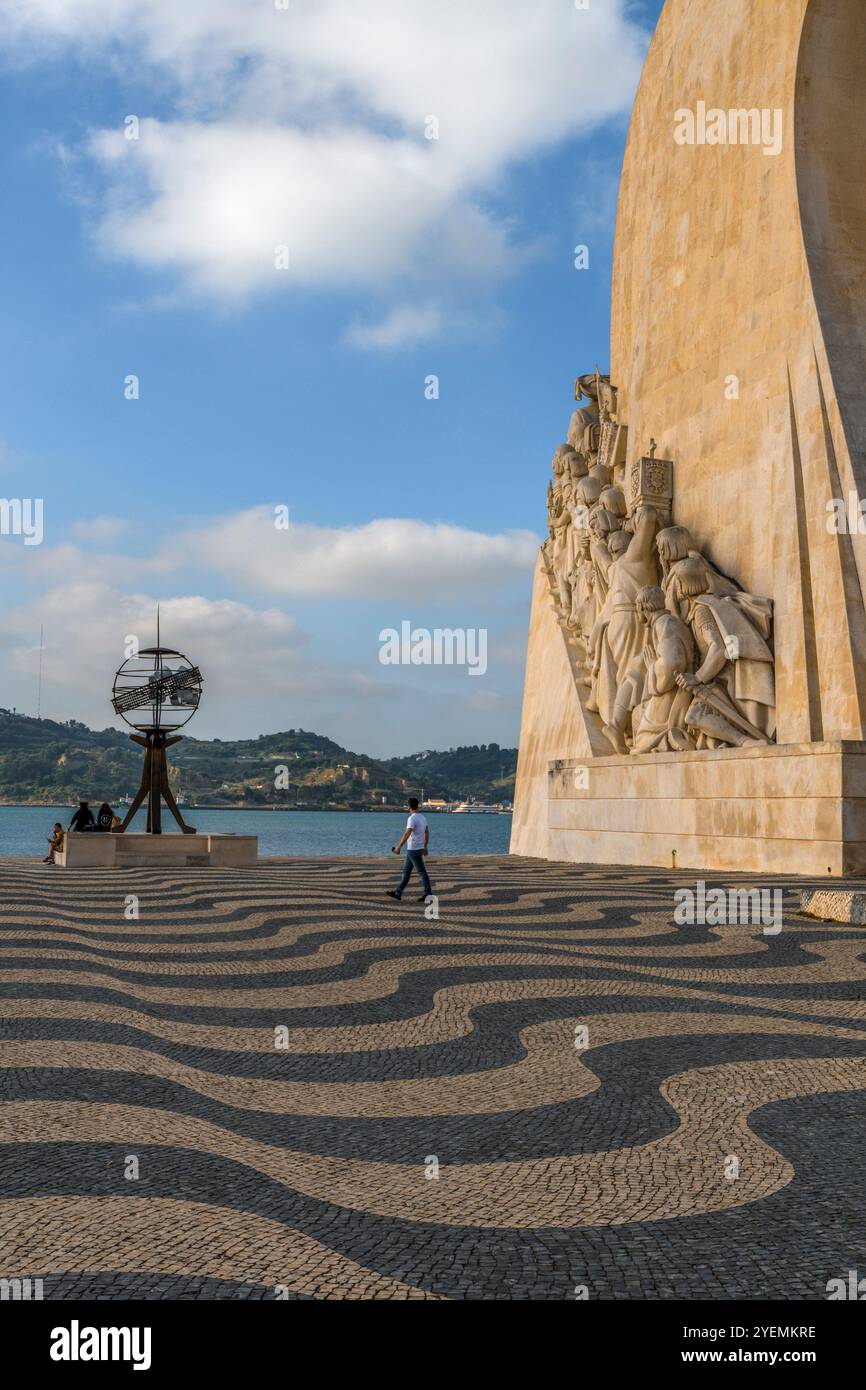 Monumento alle scoperte (Padrão dos Descobrimentos) statua del XX secolo per commemorare 500 anni dalla morte di Enrico il Navigatore. Lisbona. Foto Stock