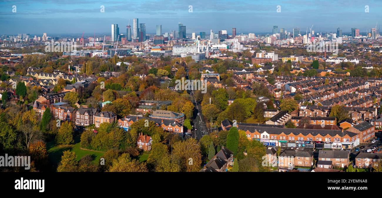 Skyline di Manchester dal punto panoramico del Birchfields Park in autunno Foto Stock