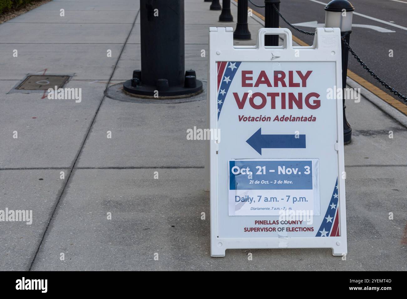 Poster posto in strada vicino a un collegio elettorale con informazioni per gli elettori alle elezioni degli Stati Uniti del 2024. Foto Stock