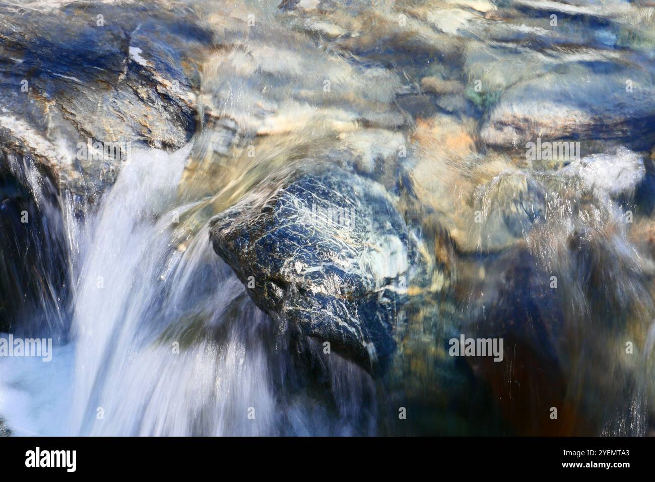 Rocce nell'acqua corrente Foto Stock