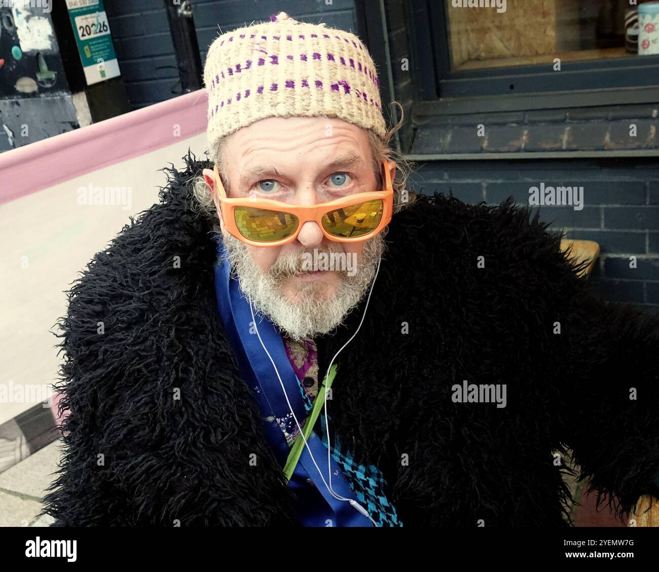 Glasgow, Scozia, Regno Unito. 31 ottobre 2024. Il famoso artista di glasgow frankie baxter è sinonimo della scena artistica di barras in mano al contenitore che ha dipinto. Notte spaventa all'iconico mercato di Barras, famoso in tutto il mondo, la notte di Halloween Beetlejuice, mentre clienti e commercianti si vestono per divertirsi in vacanza. Credit Gerard Ferry/Alamy Live News Foto Stock