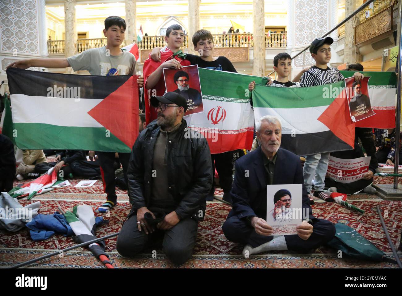 Teheran, Iran. 31 ottobre 2024. I ragazzi iraniani detengono bandiere iraniane e palestinesi e uccidono manifesti del chierico libanese Hashem Safieddine durante una cerimonia in Piazza Palestina a Teheran, commemorando il defunto Hashem Safieddine, un prete di spicco che doveva succedere al leader assassinato di Hezbollah Hassan Nasrallah, ucciso da un attacco aereo israeliano a Beirut. Il portavoce dell'IDF Daniel Hagari ha confermato, il 26 ottobre 2024, che sono stati condotti attacchi precisi su obiettivi militari in Iran. Tuttavia, secondo la forza di difesa aerea iraniana, l'attacco è stato intercettato con successo dall'integra iraniana Foto Stock