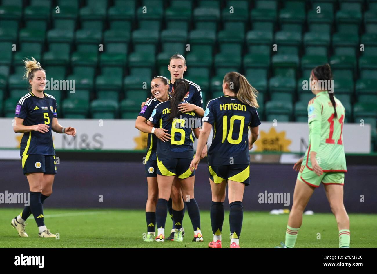 Martedì 29 ottobre UEFA WomenÕs Campionato europeo Play-off Scozia contro Ungheria Easter Road Stadium, Edimburgo. Abbracciare Scotlands Shannon McGregor Foto Stock