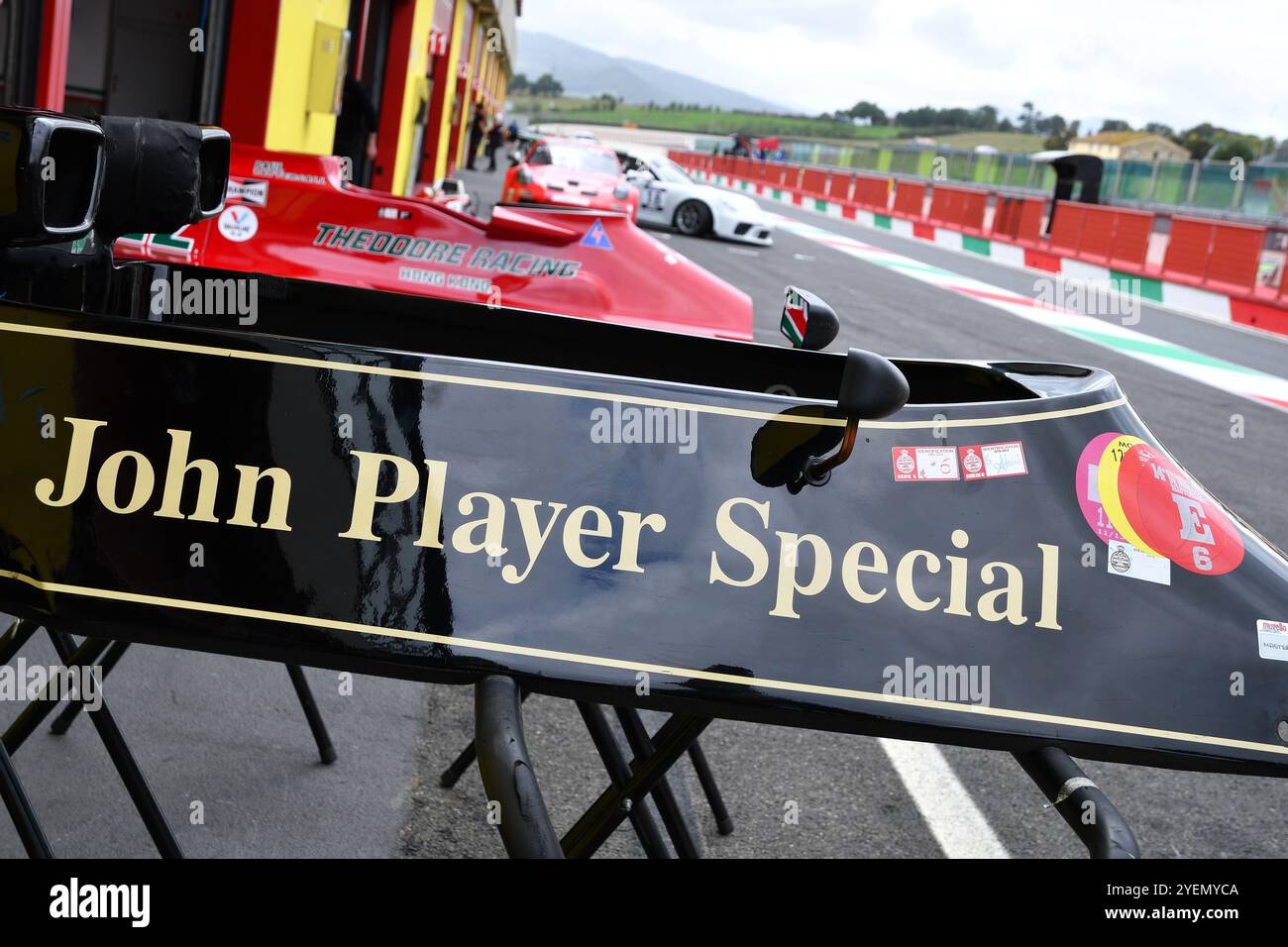 Scarperia, Italia - 12 ottobre 2024: Dettaglio della Lotus 77 dell'anno 1976 ex Gunnar Nilsson in box durante le prove libere al circuito del Mugello. Foto Stock