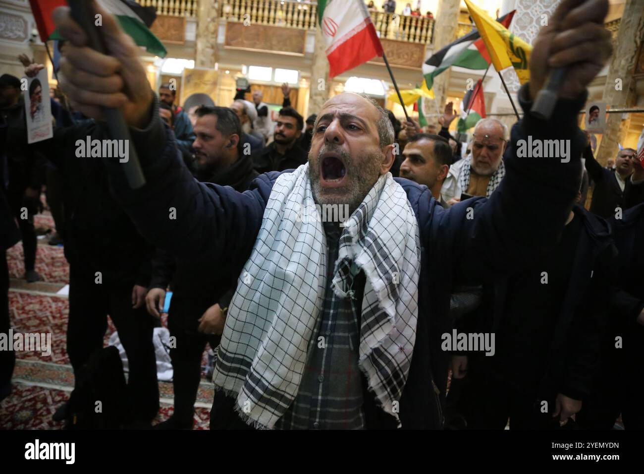 Teheran, Iran. 31 ottobre 2024. Un uomo iraniano canta slogan durante una cerimonia in Piazza Palestina a Teheran, commemorando il defunto Hashem Safieddine, un importante chierico che si aspettava succedesse al leader assassinato di Hezbollah Hassan Nasrallah, ucciso da un attacco aereo israeliano a Beirut. Il portavoce dell'IDF Daniel Hagari ha confermato, il 26 ottobre 2024, che sono stati condotti attacchi precisi su obiettivi militari in Iran. Tuttavia, secondo la forza di difesa aerea iraniana, l'attacco è stato intercettato con successo dal sistema di difesa integrato iraniano. (Immagine di credito: © Rouzbeh Fouladi/ZUMA Press W Foto Stock