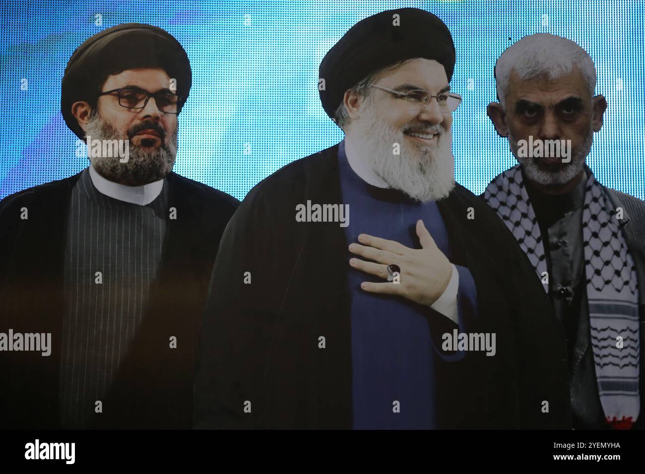 Teheran, Iran. 31 ottobre 2024. Maquettes del chierico libanese ucciso Hashem Safieddine (L), il defunto leader del gruppo militante libanese Hezbollah, Hassan Nasrallah (C), e il presidente ucciso dell'Ufficio politico di Hamas, Yahya Sinwar (R), sono collocati in una cerimonia in Piazza Palestina a Teheran, per commemorare il defunto Hashem Safieddine, un chierico di spicco che doveva succedere al leader assassinato Hezbollah Hassbollah Hairrut, ucciso da Haird'Israele. Il portavoce dell'IDF Daniel Hagari ha confermato il 26 ottobre 2024 che gli attacchi precisi su obiettivi militari in Iran erano circa Foto Stock